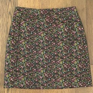 Like new! Stunning jacquard floral skirt, pink and black